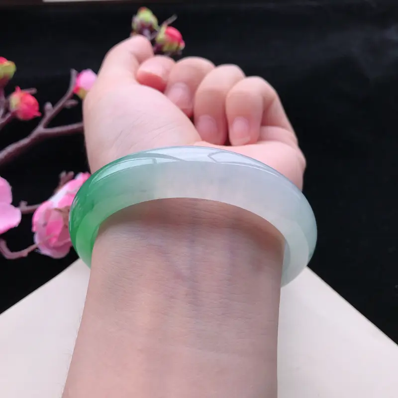 【天然翡翠A货冰种水润通透飘绿种水正圈手镯,尺寸57.2-14.6-8.1mm,玉质细腻,种水好,底色好,上手效果漂亮】图6