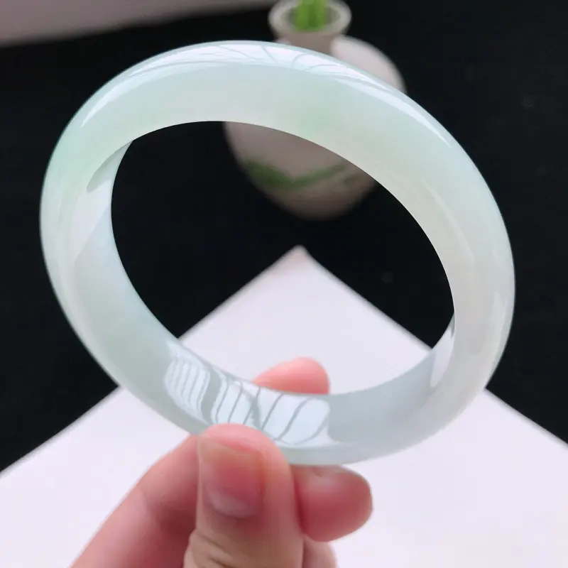 【天然翡翠A货糯化种淡绿色正圈手镯,尺寸57.3*13.5*7.5mm, 玉质细腻,种水好,底色好,上手效果漂亮】图2
