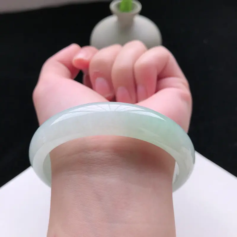 【天然翡翠A货糯化种淡绿色正圈手镯,尺寸57.3*13.5*7.5mm, 玉质细腻,种水好,底色好,上手效果漂亮】图5