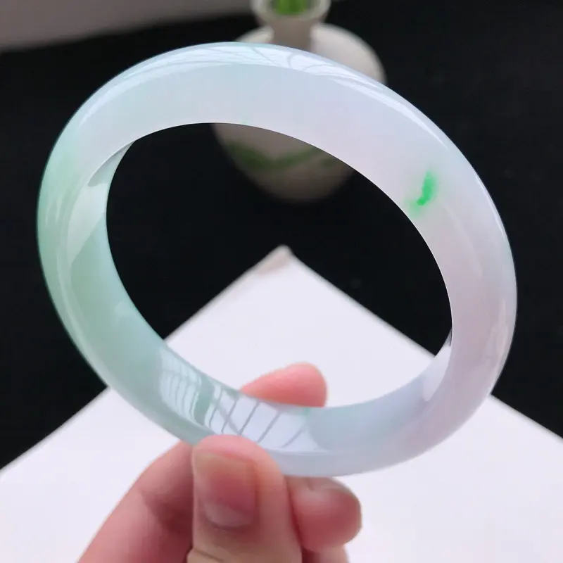 【天然翡翠A货细糯种飘绿正圈手镯,尺寸58*13*8mm,玉质细腻, 种水好,底色好,上手效果漂亮】图2