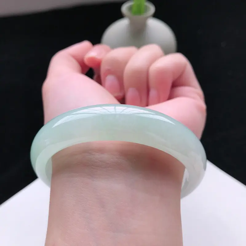 【天然翡翠A货糯化种淡绿色正圈手镯,尺寸57.3*13.5*7.5mm, 玉质细腻,种水好,底色好,上手效果漂亮】图3