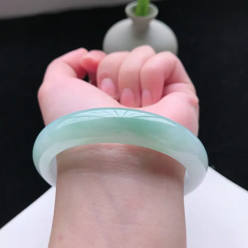 【天然翡翠A货细糯种飘绿正圈手镯,尺寸58*13*8mm,玉质细腻, 种水好,底色好,上手效果漂亮】图3