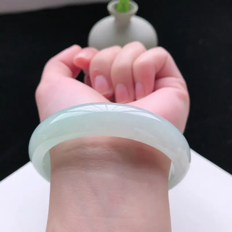 【天然翡翠A货糯化种淡绿色正圈手镯,尺寸57.3*13.5*7.5mm, 玉质细腻,种水好,底色好,上手效果漂亮】图6