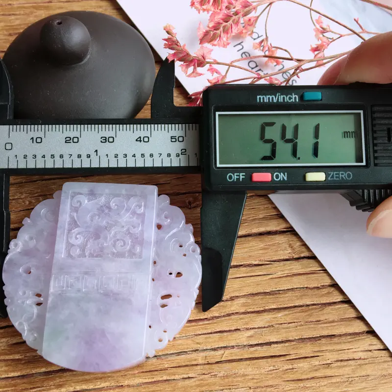 天然翡翠A货糯化种紫罗兰仿古龙皮带扣，尺寸:50.7/54.1/12.1mm，玉质细腻，颜色漂亮，上身效果好