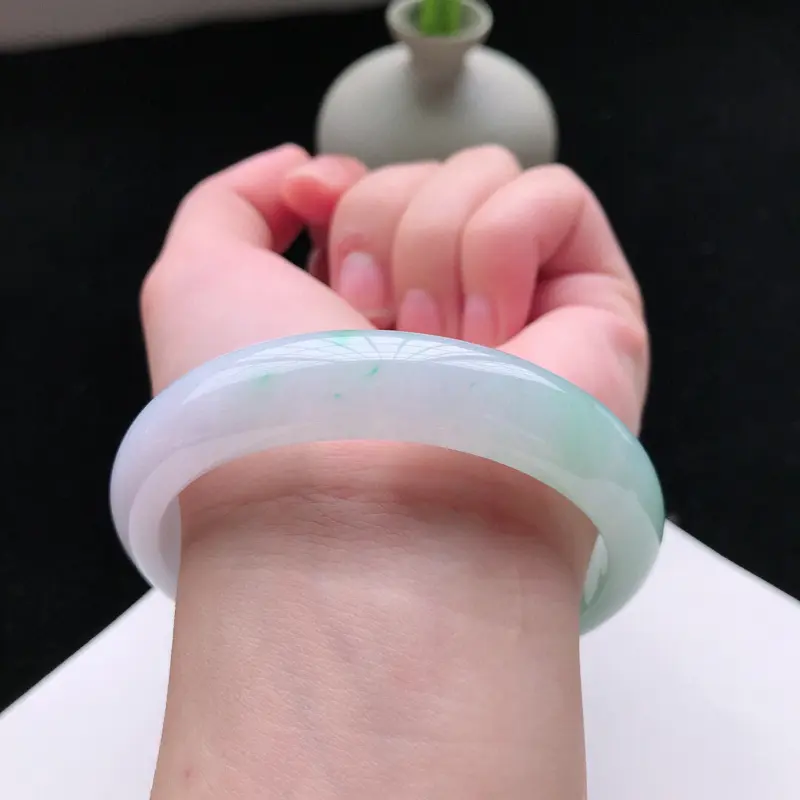 【天然翡翠A货细糯种飘绿正圈手镯,尺寸58*13*8mm,玉质细腻, 种水好,底色好,上手效果漂亮】图4