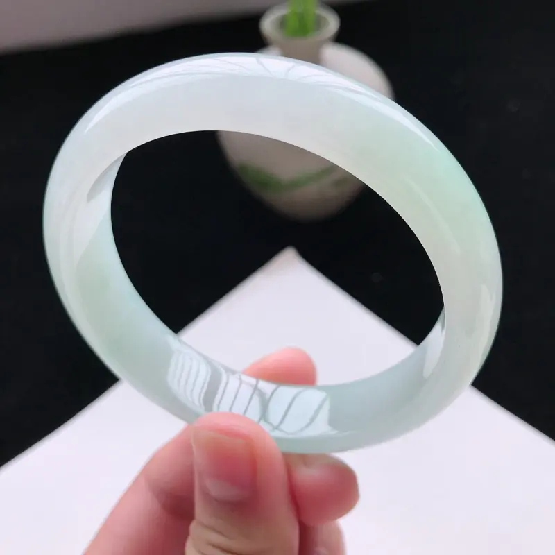 【天然翡翠A货糯化种淡绿色正圈手镯,尺寸57.3*13.5*7.5mm, 玉质细腻,种水好,底色好,上手效果漂亮】图1