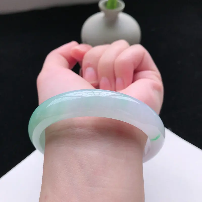 【天然翡翠A货细糯种飘绿正圈手镯,尺寸58*13*8mm,玉质细腻, 种水好,底色好,上手效果漂亮】图6