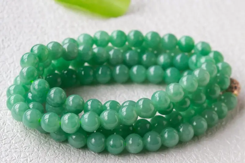 翡翠圆珠项链，质地细腻，色泽鲜艳均匀，清新甜润的绿底色，亮丽夺目，佩戴大气百搭，珠子卡6.8,共108颗