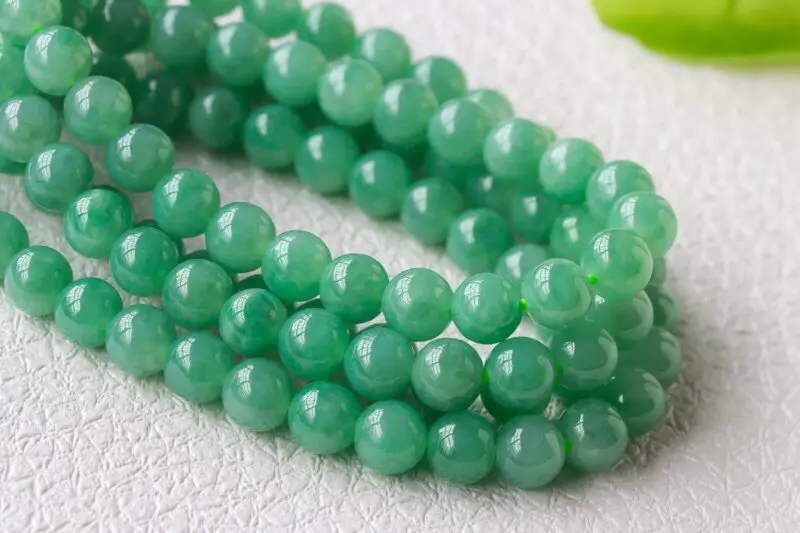翡翠圆珠项链，质地细腻，色泽鲜艳均匀，清新甜润的绿底色，亮丽夺目，佩戴大气百搭，珠子卡6.8,共108颗