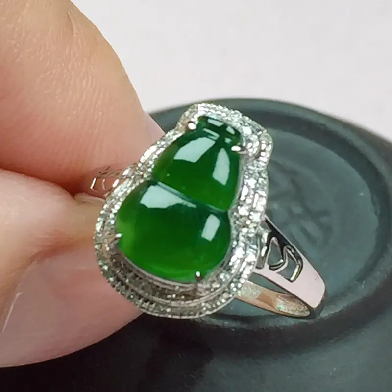 冰润油绿葫芦戒指，种水好，玉质细腻光滑，色泽鲜艳，指圈:13#，尺寸:10.2-6.9-3.7