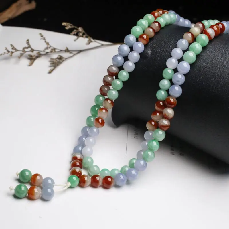 多彩翡翠圆珠珠链，共117颗珠子，取其中一颗珠直径大约7.1mm，珠子饱满圆润，亮丽秀气，玉质莹润，佩戴效果更优雅漂亮。