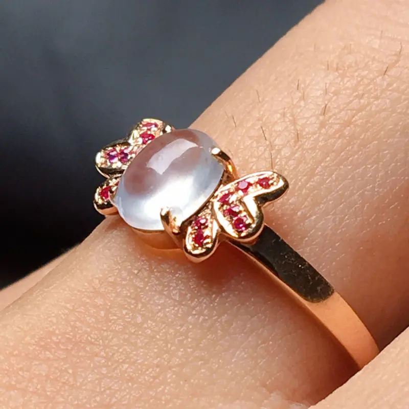 高冰种翡翠18K金彩宝蝴蝶戒指，玉质细腻，通透刚性强，饱满可人，款式独特耐看～