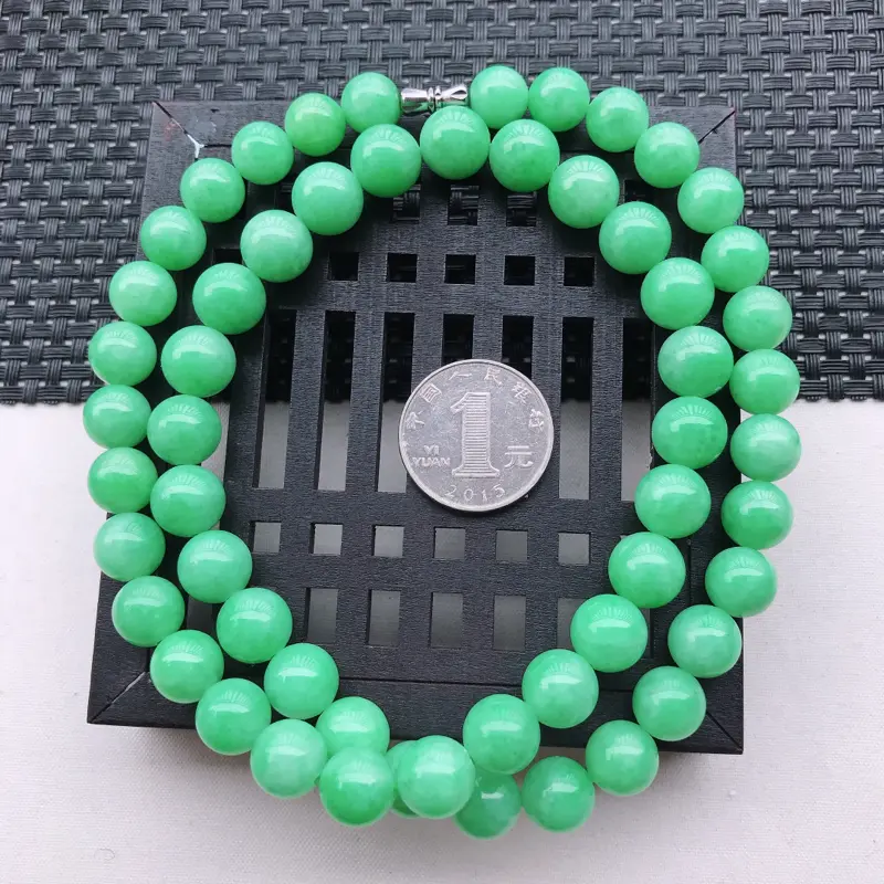 糯化种飘阳绿圆珠项链 尺寸10.6  玉质细腻，底色漂亮，上身高贵