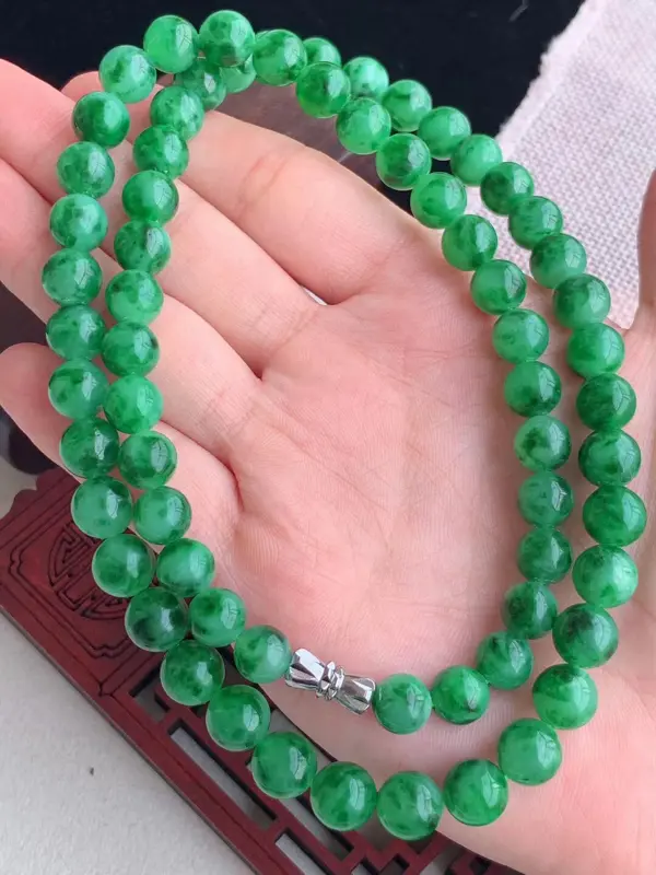 老坑胶感满绿珠串项链，尺寸67颗x8.3mm重量63.10g 色泽均匀，珠圆玉润