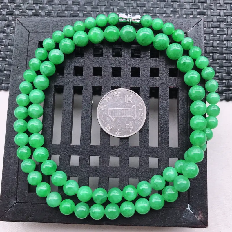 糯化种飘阳绿圆珠项链 尺寸7.9  玉质细腻，底色漂亮，上身高贵