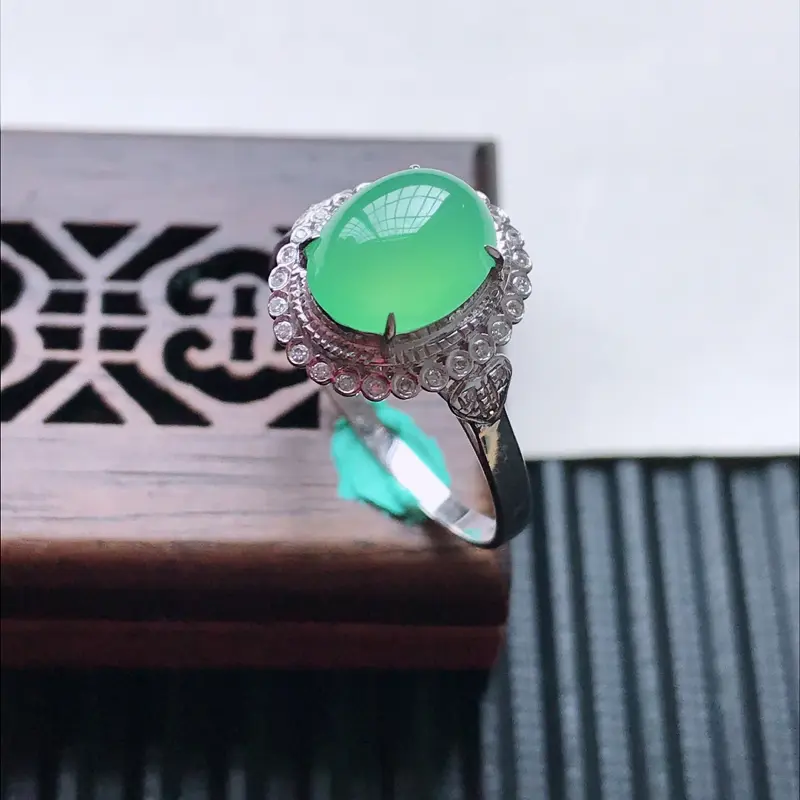天然翡翠A货18K金镶嵌伴钻糯化种浅绿精美蛋面戒指，内径尺寸18.3mm,裸石尺寸8.8-7-3.6mm，玉质细腻，种水好，上身效果漂亮