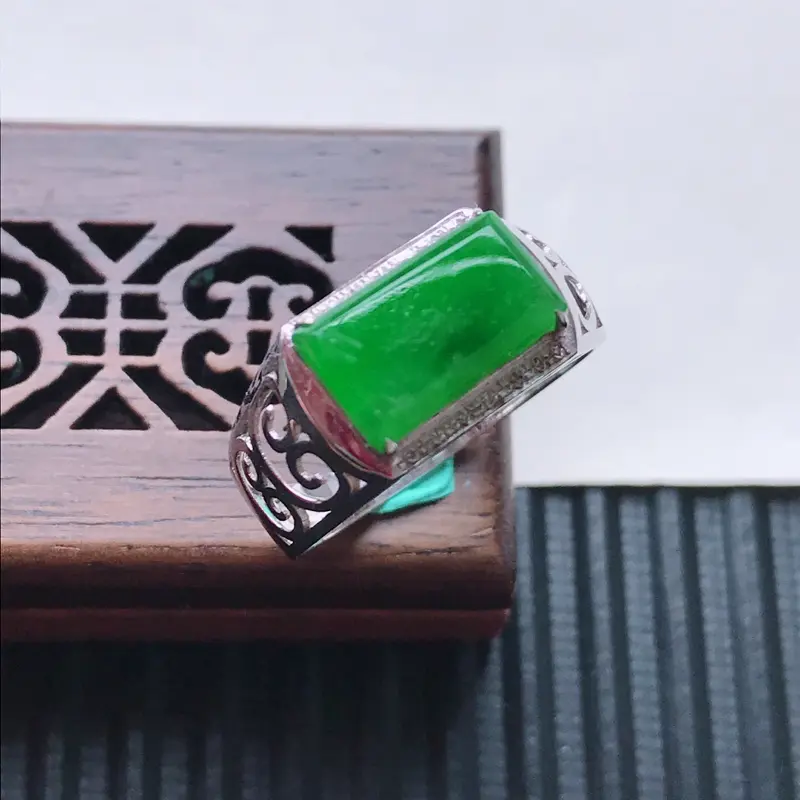 天然翡翠A货18K金镶嵌伴钻糯化种满绿精美马鞍戒指，内径尺寸19mm,裸石尺寸6.4-11-3mm，玉质细腻，种水好，上身效果漂亮