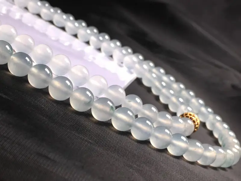 好品质飘花翡翠珠链，直径卡6.9mm，种好，通透明亮，水润，基本完美，花色灵动飘逸，清爽，耐看，绕手四圈，上身好看