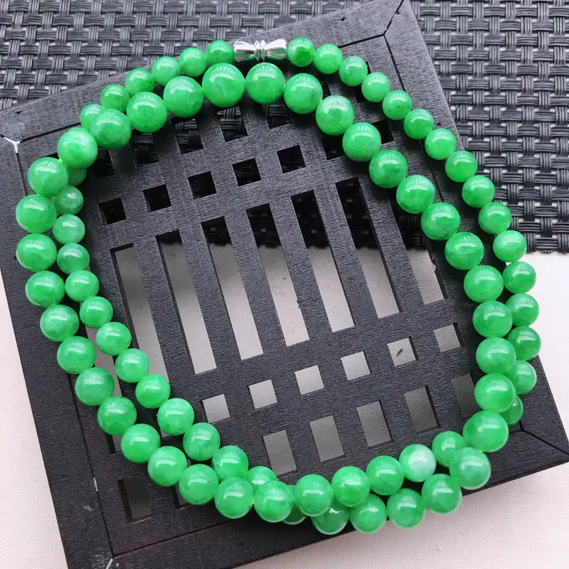 糯化种飘阳绿圆珠项链 尺寸7.9  玉质细腻，底色漂亮，上身高贵