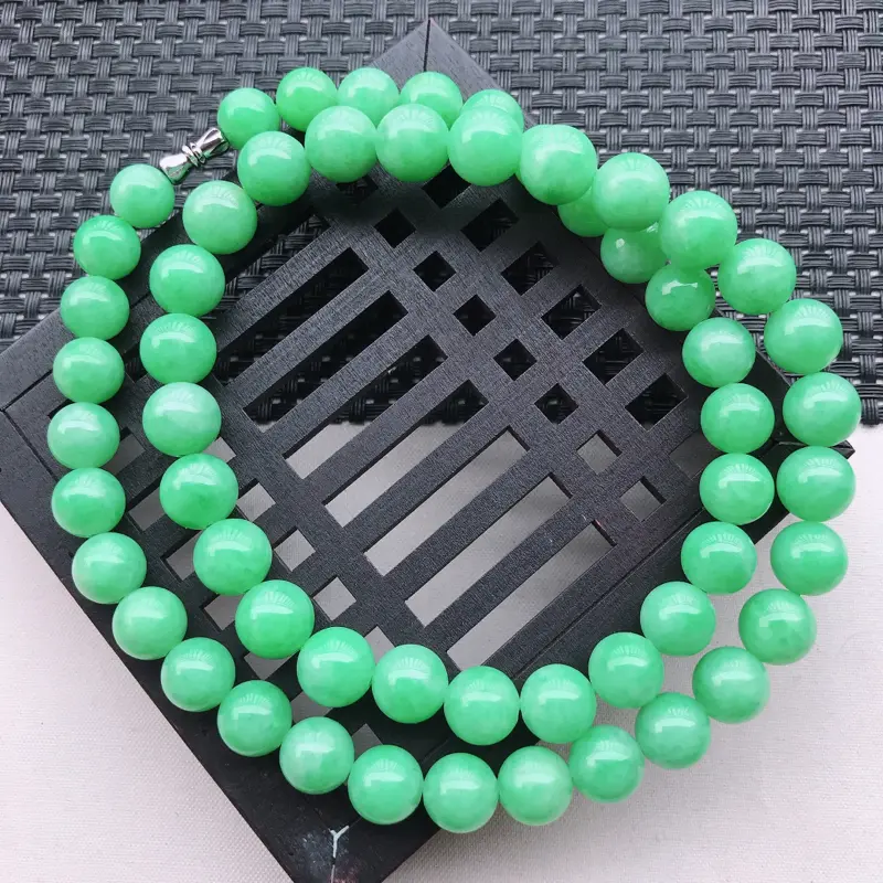 糯化种飘阳绿圆珠项链 尺寸10.6  玉质细腻，底色漂亮，上身高贵