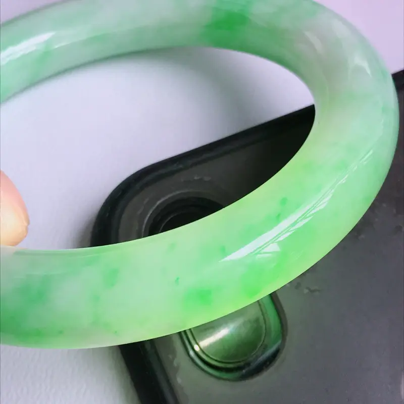 缅甸天然翡翠A货老坑飘绿圆条手镯，尺寸53.2*10.5*10.2mm，上手高档贵气优雅