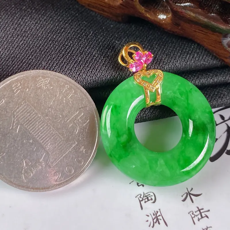 缅甸a货翡翠，18k金伴钻满绿平安环挂件，玉质细腻，颜色艳丽，有种有色，佩戴效果更佳，整体31.5_24.7_6.1mm