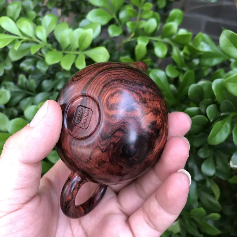 【海南黄花梨,紫油梨,莫光业制作西施茶壶,瘤疤纹,鬼眼纹,水波纹,山水纹,爆满纹理,纹理清晰,线条美,底色分布均匀,规格:壶经65mm,长95mm,60mm,克重:104.6克,值得推荐!】图8