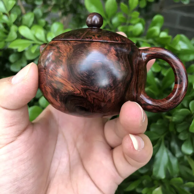 【海南黄花梨,紫油梨,莫光业制作西施茶壶,瘤疤纹,鬼眼纹,水波纹,山水纹,爆满纹理,纹理清晰,线条美,底色分布均匀,规格:壶经65mm,长95mm,60mm,克重:104.6克,值得推荐!】图2