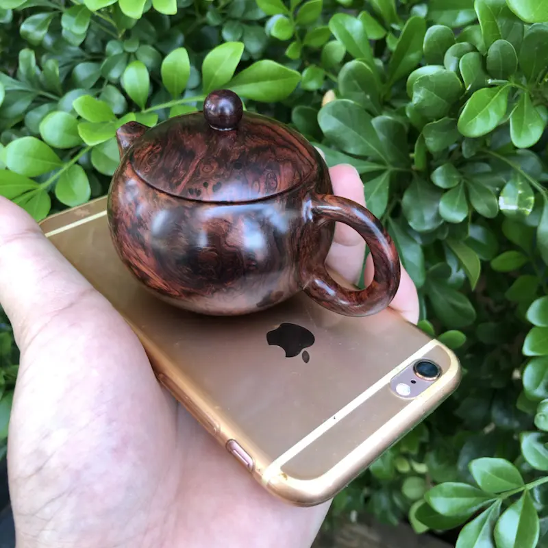 【海南黄花梨,紫油梨,莫光业制作西施茶壶,瘤疤纹,鬼眼纹,水波纹,山水纹,爆满纹理,纹理清晰,线条美,底色分布均匀,规格:壶经65mm,长95mm,60mm,克重:104.6克,值得推荐!】图11