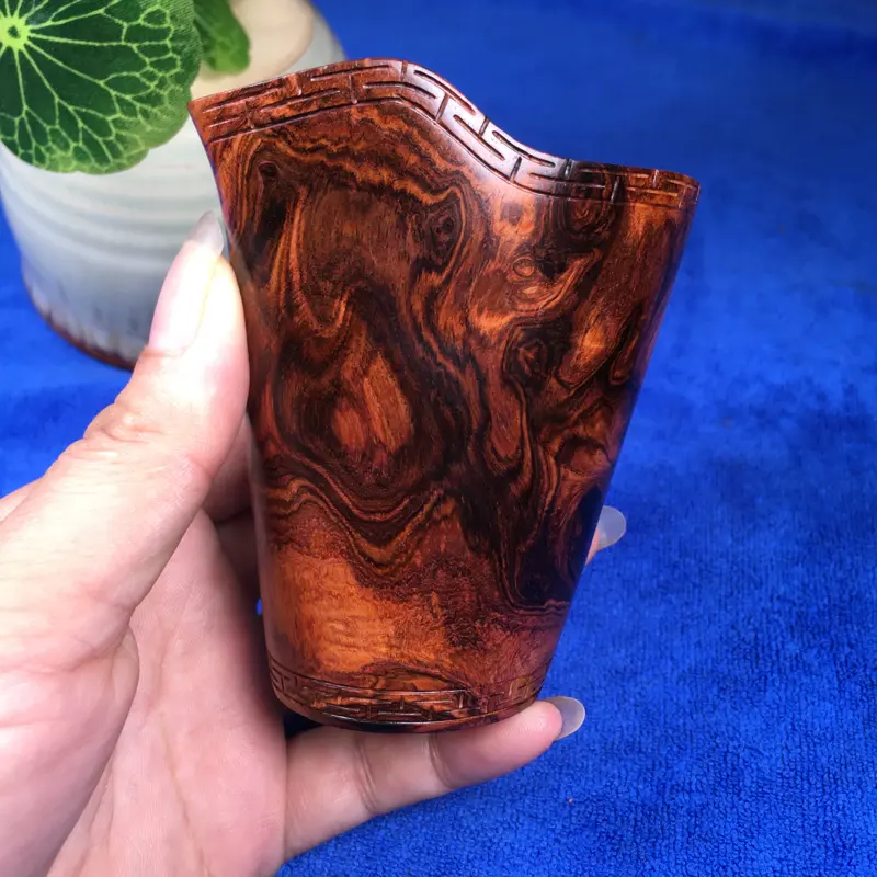 【海南黄花梨油梨犀角杯 多种纹理集结在一起 非常难得的品相 高9.3cm 宽8cm 重102.8g】图5