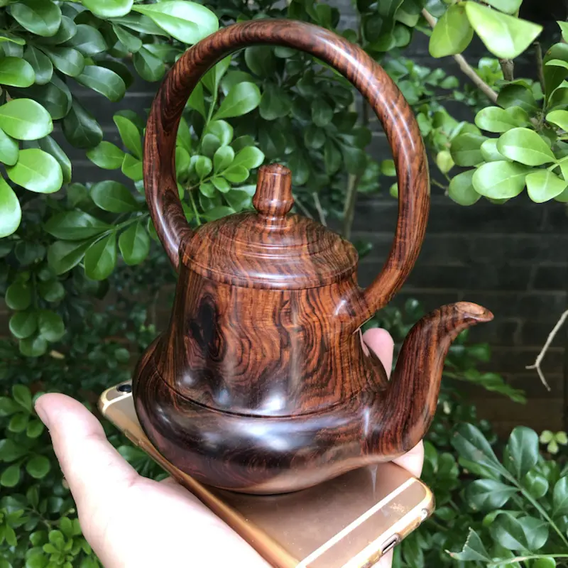 【海南黄花梨,紫油梨,吴岳杰款(潮州提梁壶),鬼眼纹,水波纹,山水纹,线条美,爆满纹理,纹理清晰,底色分布均匀,规格:壶经98mm,长125,高163,克重:376克,值得推荐!】图10