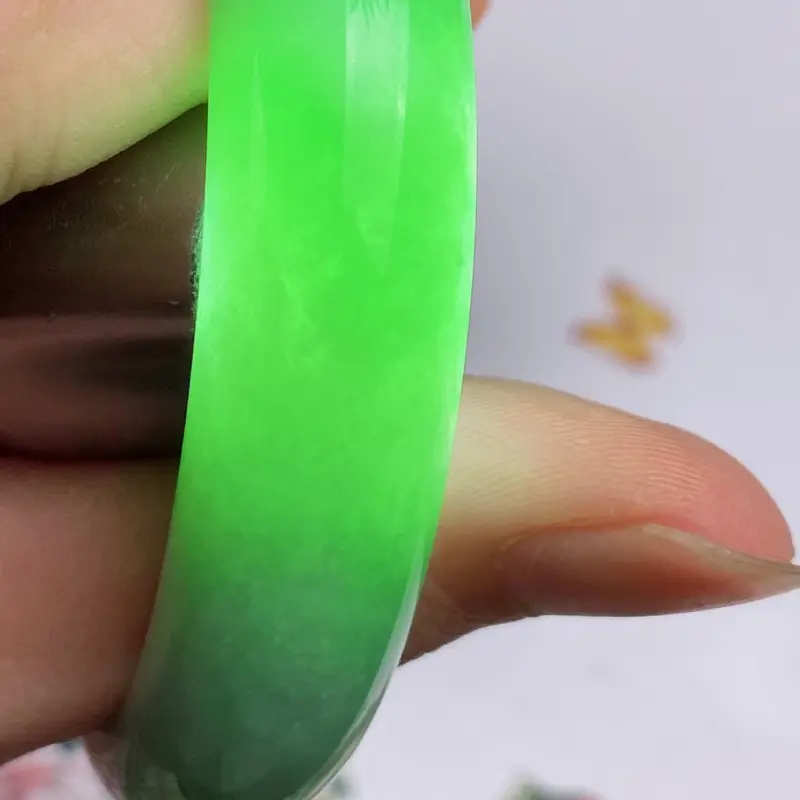 缅甸a货翡翠，水润飘绿正圈手镯55.6mm 玉质细腻，颜色艳丽，条形大方得体，佩戴效果更佳