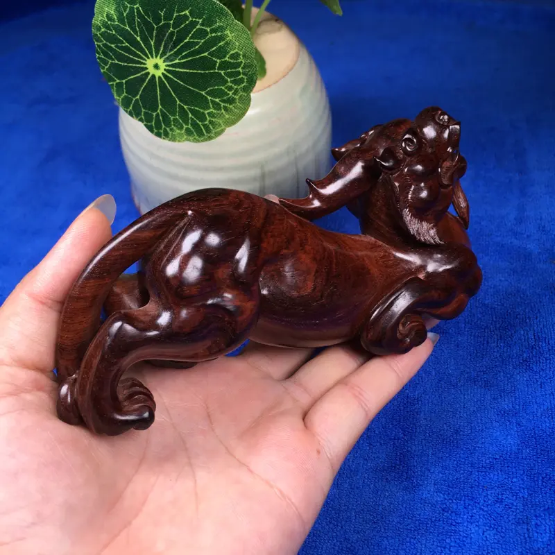 【海南黄花梨油梨 貔貅摆件 做工精细 线条清晰流畅 纯手工制作而成 整体造型非常漂亮 十分霸气 值得收藏 长141mm 宽40mm 高65mm 重132.3克】图4
