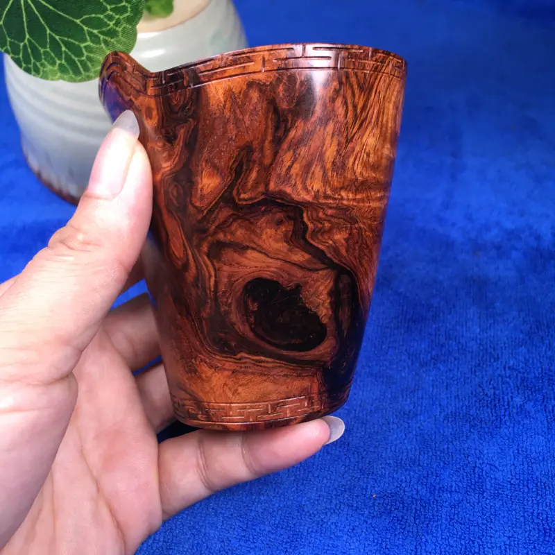 【海南黄花梨油梨犀角杯 多种纹理集结在一起 非常难得的品相 高9.3cm 宽8cm 重102.8g】图1