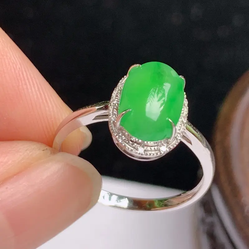 缅甸a货翡翠，18k金伴钻满绿戒指玉质细腻，颜色艳丽，有种有色，圆润饱满，佩戴效果更好，整体11.2_8.3_5.9mm 14号