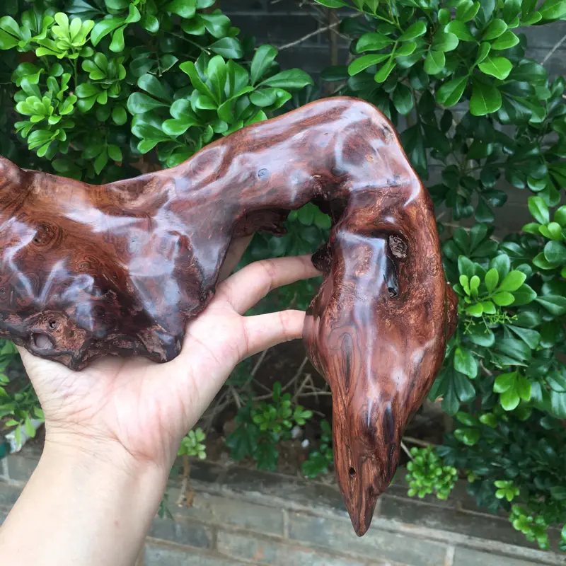【海南黄花梨西部霸王岭一个随行摆件,造型独特,纯手制作,材质细腻饱满圆润光滑,玻璃质感,荧光感十足,留疤纹路,此摆件值得推荐,高35cm宽28cm克重755g】图2