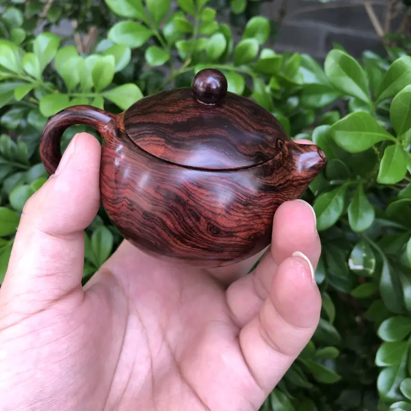 【海南黄花梨,紫油梨,莫光业制作西施茶壶,瘤疤纹,鬼眼纹,水波纹,山水纹,爆满纹理,纹理清晰,线条美,底色分布均匀,规格:壶经65mm,长95mm,60mm,克重:104.6克,值得推荐!】图5
