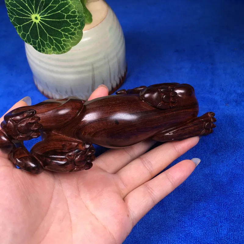 【海南黄花梨油梨 貔貅摆件 做工精细 线条清晰流畅 纯手工制作而成 整体造型非常漂亮 十分霸气 值得收藏 长141mm 宽40mm 高65mm 重132.3克】图5