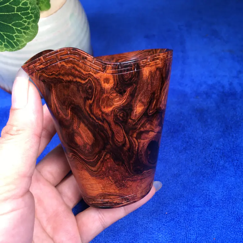 【海南黄花梨油梨犀角杯 多种纹理集结在一起 非常难得的品相 高9.3cm 宽8cm 重102.8g】图8
