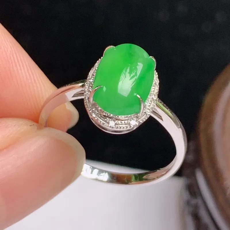 缅甸a货翡翠，18k金伴钻满绿戒指玉质细腻，颜色艳丽，有种有色，圆润饱满，佩戴效果更好，整体11.2_8.3_5.9mm 14号