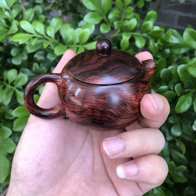 【海南黄花梨,紫油梨,莫光业制作西施茶壶,瘤疤纹,鬼眼纹,水波纹,山水纹,爆满纹理,纹理清晰,线条美,底色分布均匀,规格:壶经65mm,长95mm,60mm,克重:104.6克,值得推荐!】图4