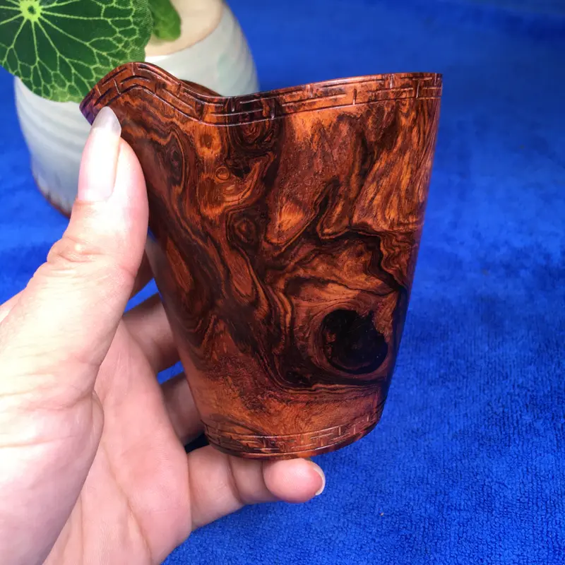 【海南黄花梨油梨犀角杯 多种纹理集结在一起 非常难得的品相 高9.3cm 宽8cm 重102.8g】图7