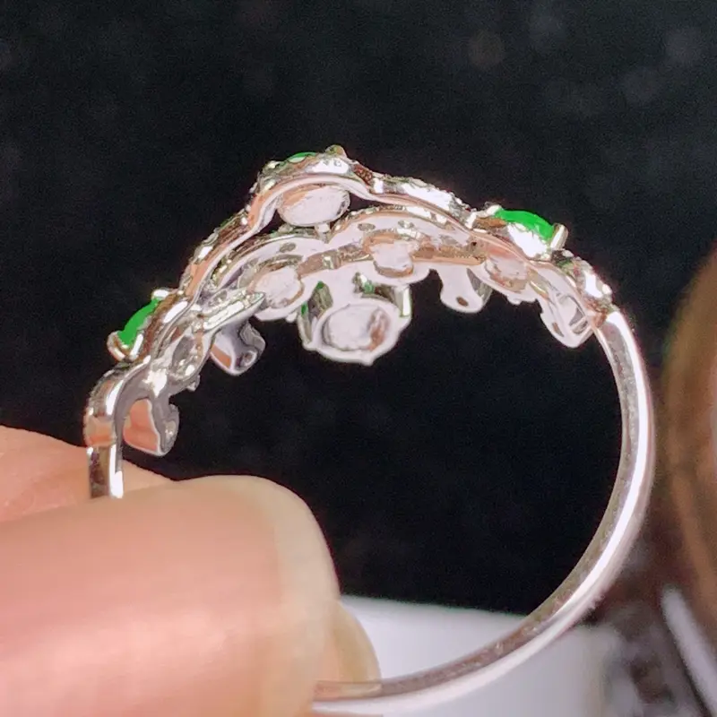 缅甸a货翡翠，18k金伴钻满绿戒指玉质细腻，颜色艳丽，有种有色，佩戴效果更佳，12号 ，