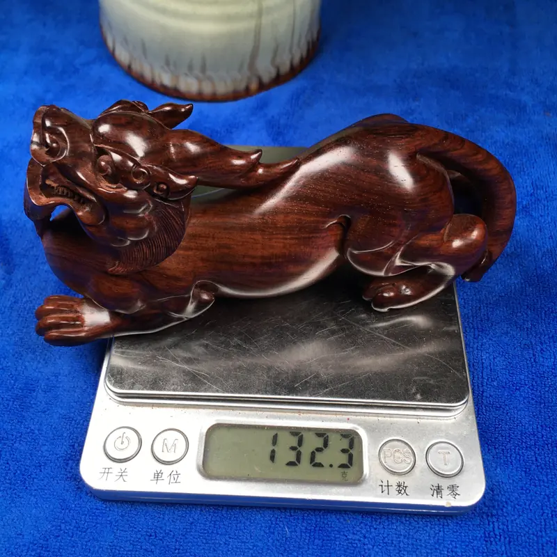 【海南黄花梨油梨 貔貅摆件 做工精细 线条清晰流畅 纯手工制作而成 整体造型非常漂亮 十分霸气 值得收藏 长141mm 宽40mm 高65mm 重132.3克】图10