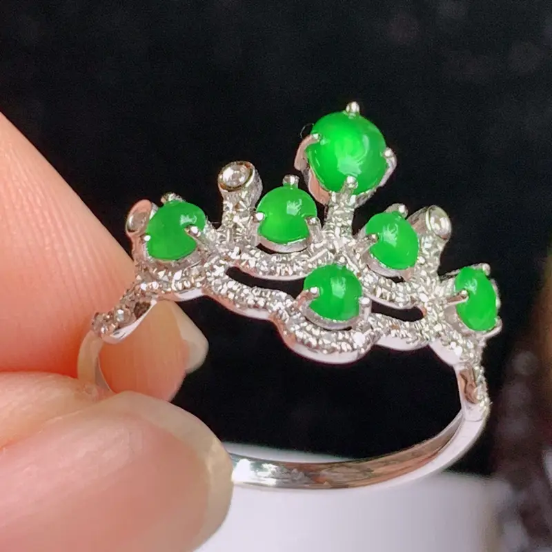 缅甸a货翡翠，18k金伴钻满绿戒指玉质细腻，颜色艳丽，有种有色，佩戴效果更佳，12号 ，