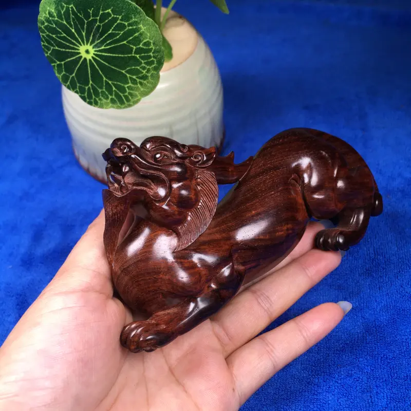 【海南黄花梨油梨 貔貅摆件 做工精细 线条清晰流畅 纯手工制作而成 整体造型非常漂亮 十分霸气 值得收藏 长141mm 宽40mm 高65mm 重132.3克】图3