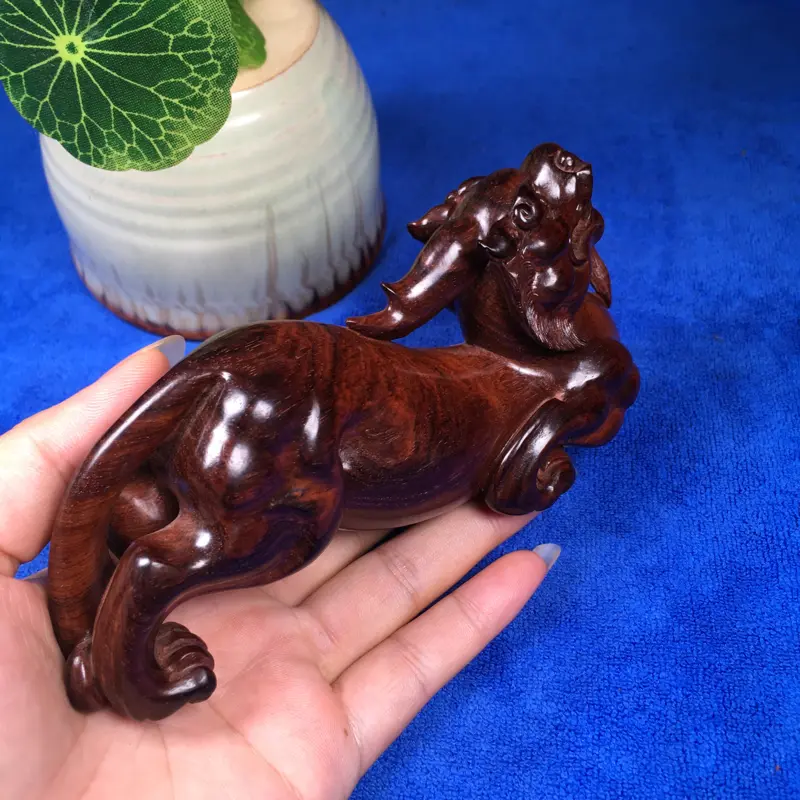 【海南黄花梨油梨 貔貅摆件 做工精细 线条清晰流畅 纯手工制作而成 整体造型非常漂亮 十分霸气 值得收藏 长141mm 宽40mm 高65mm 重132.3克】图1