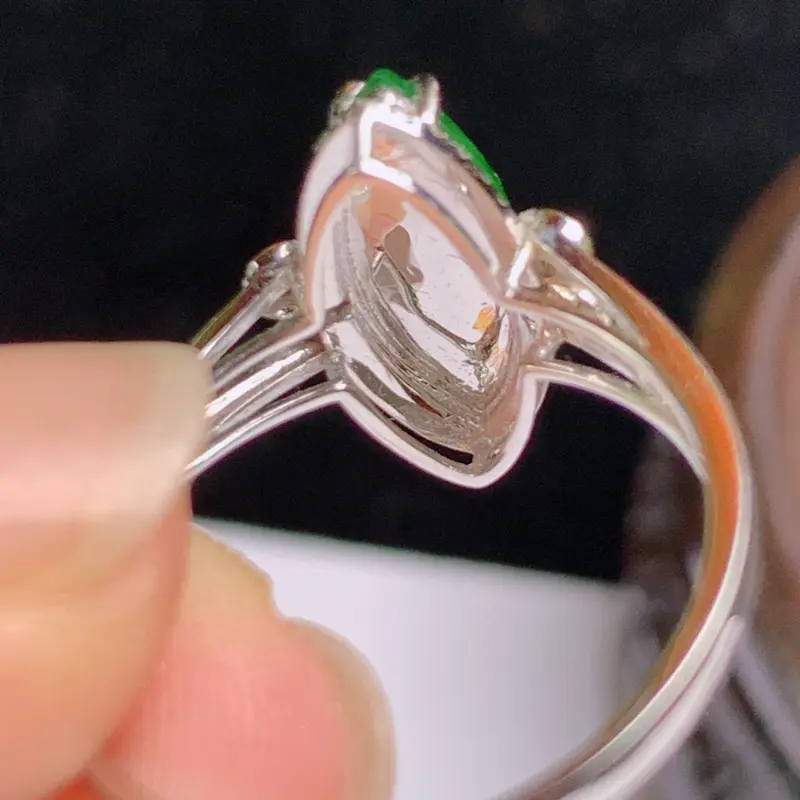 缅甸a货翡翠，18k金伴钻满绿戒指玉质细腻，颜色艳丽，有种有色，佩戴效果更好，整体13.6_10_6.9mm。14号