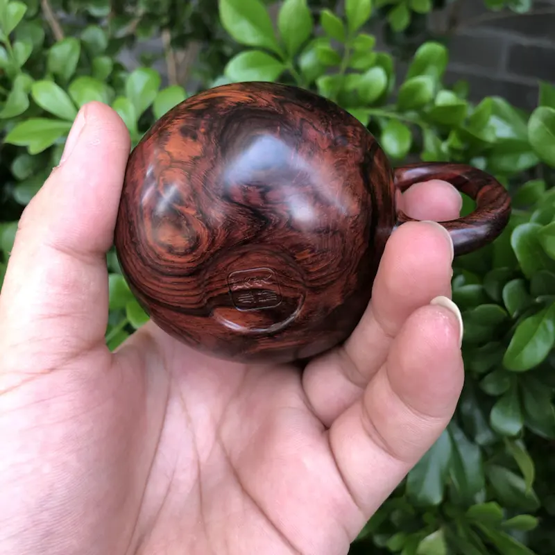 【海南黄花梨,紫油梨,莫光业制作西施茶壶,瘤疤纹,鬼眼纹,水波纹,山水纹,爆满纹理,纹理清晰,线条美,底色分布均匀,规格:壶经65mm,长95mm,60mm,克重:104.6克,值得推荐!】图3
