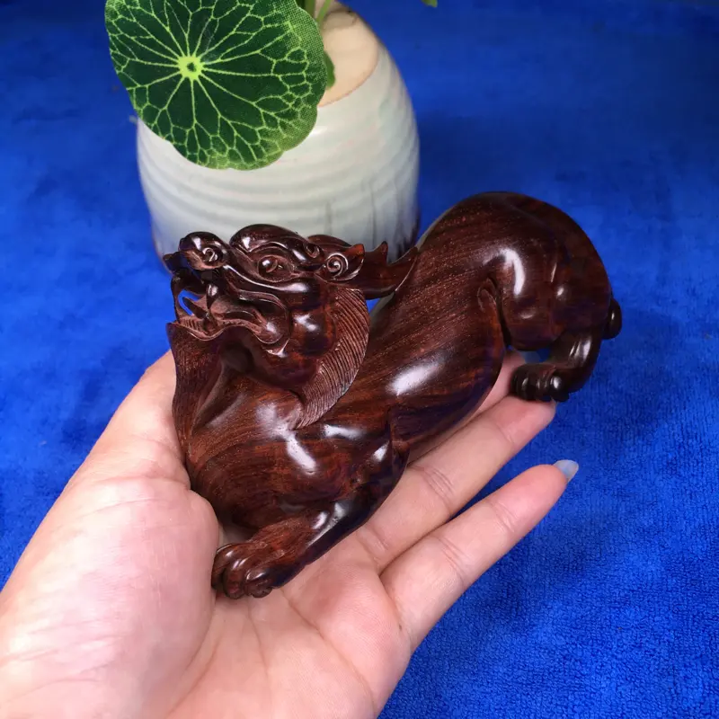【海南黄花梨油梨 貔貅摆件 做工精细 线条清晰流畅 纯手工制作而成 整体造型非常漂亮 十分霸气 值得收藏 长141mm 宽40mm 高65mm 重132.3克】图2
